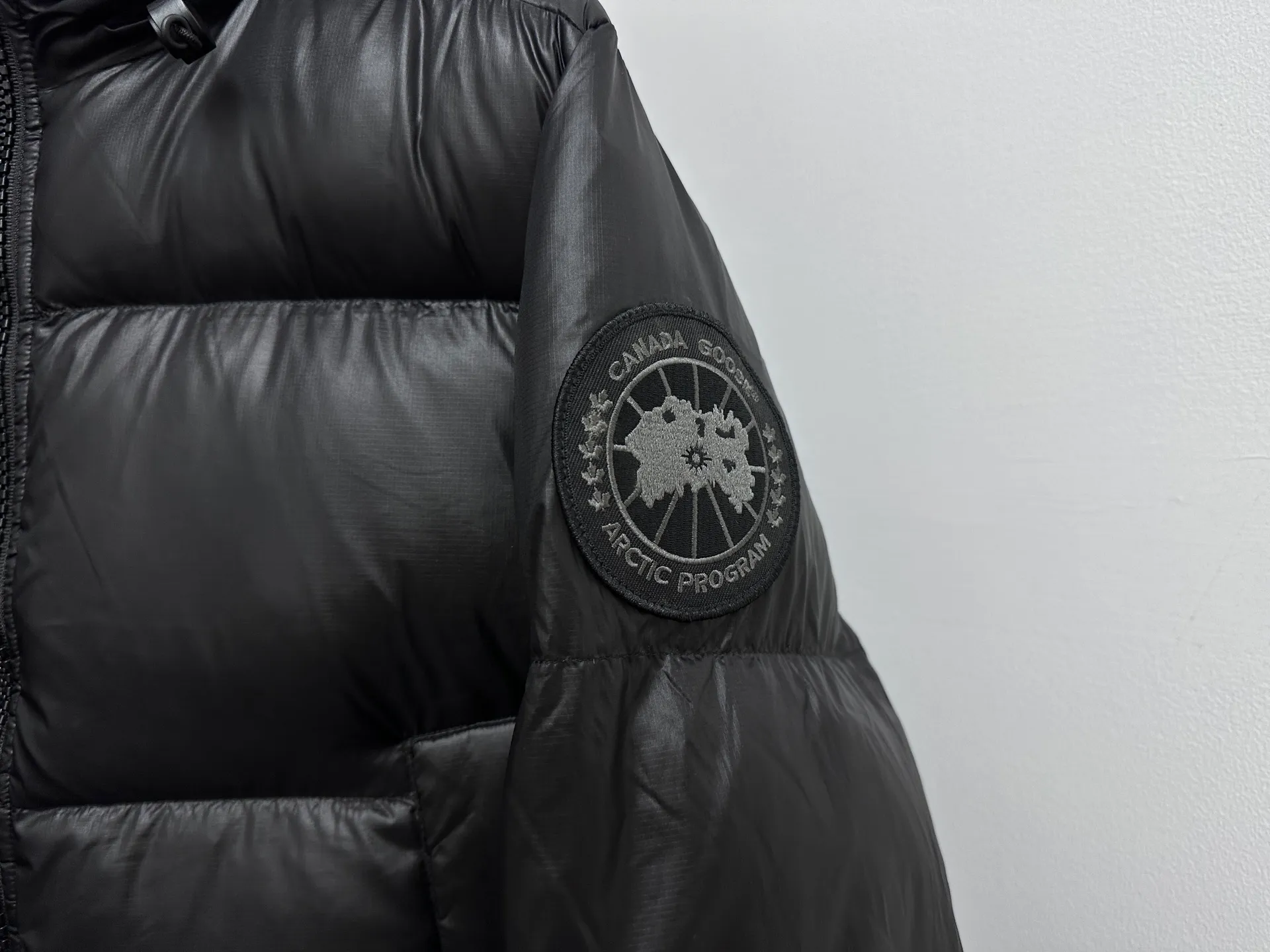P780 [𝘾𝘼𝙉𝘼𝘿𝘼 𝙂𝙊𝙊𝙎𝙀] Canada Goose's limited new Crofton puff down jacket, top version, ceiling level Crofton soft loaf, 2024 latest style, cold protection effect up to level 4, using recycled Feather-Light tear-resistant fabric, ultra-light, no weight on the upper body at all! The unique black label highlights your temperament‼ ️ Canada Goose, a Canadian brand, has always been recognized as the warmest down jacket. Various Instagram celebrities, Internet celebrities, and celebrities often wear it for street photos. I make Canada Goose every year, but I still can't get rid of my love for it. No matter how cold the days are, there is no need to be afraid, because there is! Filled with 90% white duck down, it is the legendary warmest down jacket and is known as a must-have for Arctic outdoor sports! The most popular down jacket in the world, celebrities are rushing to buy it, it is a must-have!  Size: S~XXL